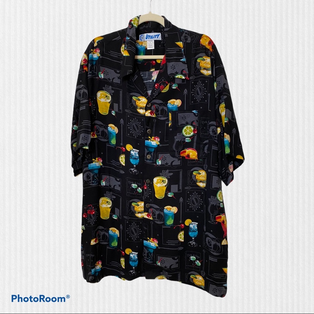 MEN’S UTILITY BRAND BAR COCKTAILS GRAPHIC SHIRT.